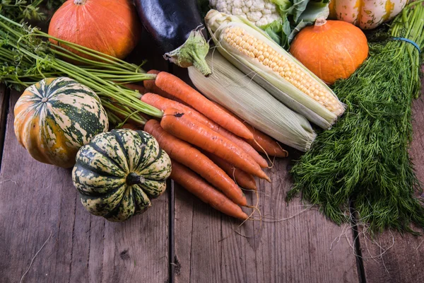 Mercado Otoñal Verduras Frescas Flores Sobre Mesa Madera —  Fotos de Stock