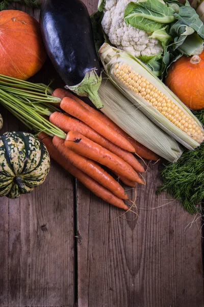 Herbstmarkt Frisches Gemüse Und Blumen Auf Holztisch — Stockfoto