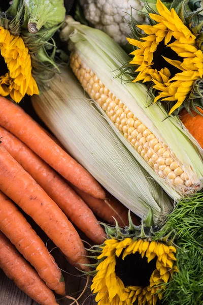 Frisch Vom Lokalen Markt Herbstgemüse Und Sonnenblumen — Stockfoto