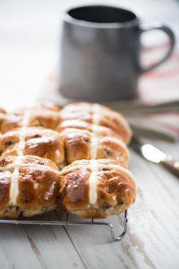 Kahvaltı için taze çapraz buns