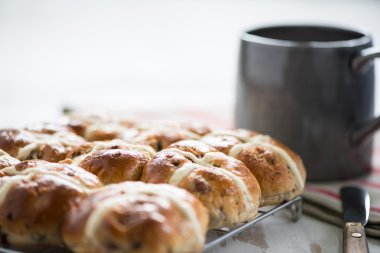 Kahvaltı için taze çapraz buns