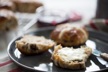 Taze ev yapımı çörekler hizmet