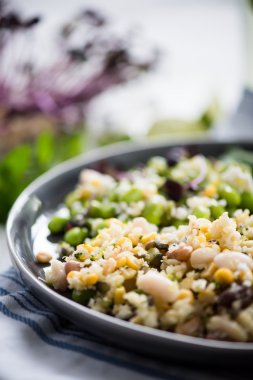 Edamame soya fasulyesi, quinoa ve Kamut sağIıklı vejetaryen salatası
