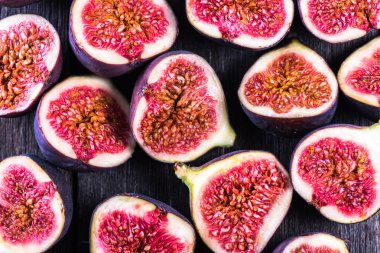 Taze ve canlı incir yarıya