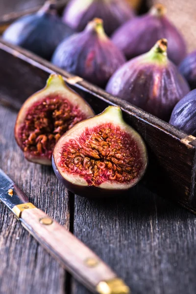 Verse Levendige Hele Vijgen Gesneden Helft Houten Tafel — Stockfoto