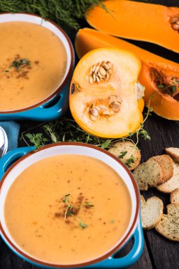 Ev yapımı kabak, kabak ve havuç çorbası