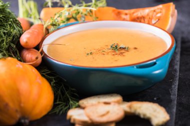 Ev yapımı kabak, kabak ve havuç çorbası