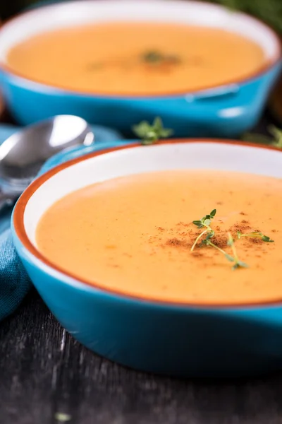 Sopa de calabaza de Halloween con calabaza fresca —  Fotos de Stock