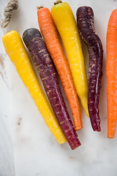 Cores vibrantes de cenouras de bebê — Fotografia de Stock