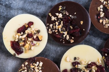 Esnaf yaban mersini ve fındık ile çikolata