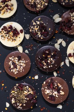 Esnaf yaban mersini ve fındık ile çikolata