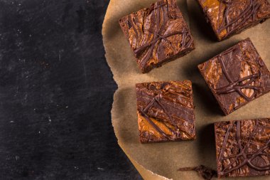 Ev yapımı esnaf karanlık çikolatalı kek