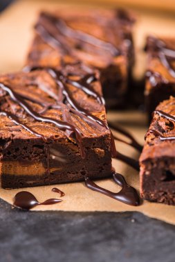 Ev yapımı esnaf karanlık çikolatalı kek