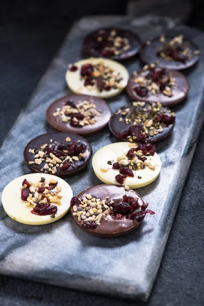 Esnaf yaban mersini ve fındık ile çikolata