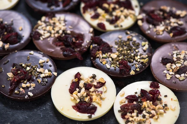 Esnaf yaban mersini ve fındık ile çikolata