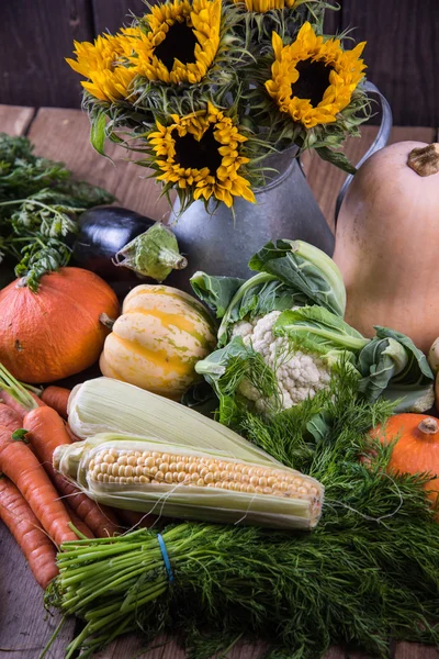 Herbstmarkt mit frischem Gemüse und Blumen — Stockfoto