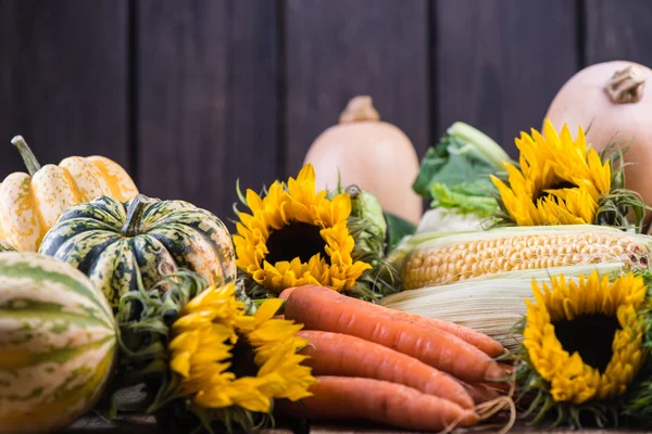 Frisch Vom Lokalen Markt Herbstgemüse Und Sonnenblumen — Stockfoto