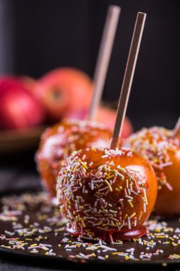 Cadılar Bayramı tedavi, şeker elma