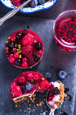 Ev yapımı şenlikli kış meyve cheesecake