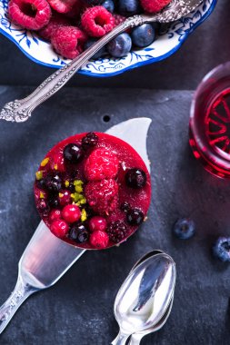 Ev yapımı şenlikli kış meyve cheesecake