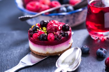 Ev yapımı şenlikli kış meyve cheesecake