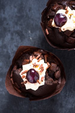 Yukarıdan çikolatalı muffin