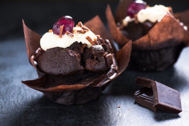 Yukarıdan çikolatalı muffin