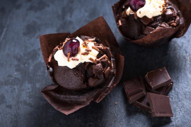 Yukarıdan çikolatalı muffin