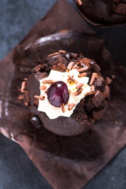Yukarıdan çikolatalı muffin
