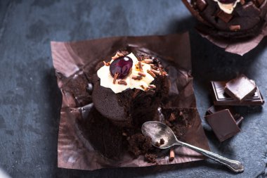 Yukarıdan çikolatalı muffin