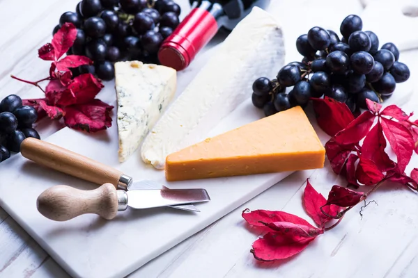 Seleção de queijos no quadro de serviço — Fotografia de Stock