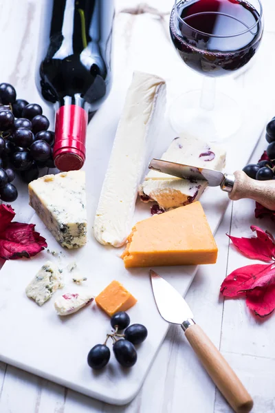 Queso con uvas y vino — Foto de Stock