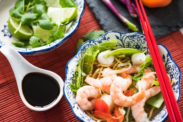 Havet mat Chow Mein asiatisk stil maträtt — Stockfoto