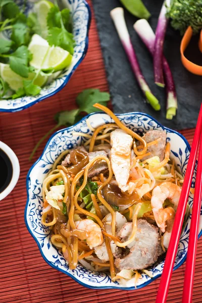 Fläsk och kyckling kinesisk chow mein maträtt — Stockfoto