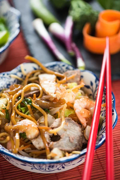Fläsk och kyckling kinesisk chow mein maträtt — Stockfoto