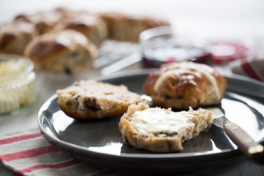 Taze ev yapımı çörekler hizmet