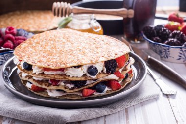 Krep ve meyve ile geleneksel kahvaltı