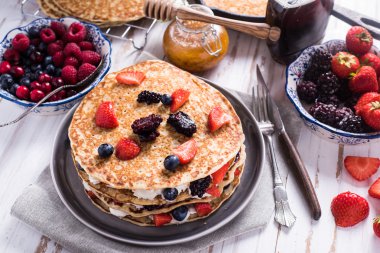 Krep ve meyve ile geleneksel kahvaltı