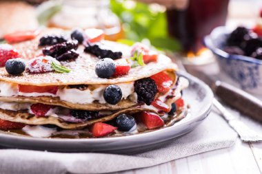 Berry meyve ile ev yapımı kek