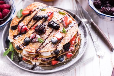 Taze gözlemeler meyve ve çikolata ile