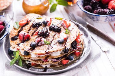 Taze gözlemeler meyve ve çikolata ile