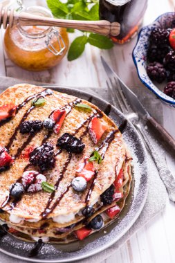 Taze gözlemeler meyve ve çikolata ile