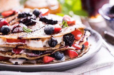 Taze gözlemeler meyve ve çikolata ile