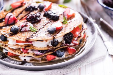 Taze gözlemeler meyve ve çikolata ile