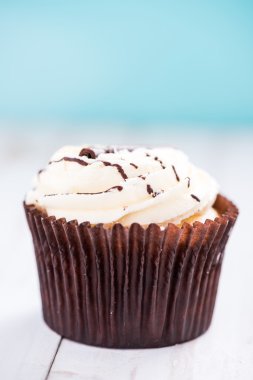 Mavi arka plan üzerinde tek cupcake