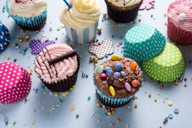 Mavi arka plan, parti gıda kavramı üzerinde canlı cupcakes