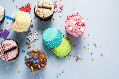 Mavi arka plan, parti gıda kavramı üzerinde canlı cupcakes