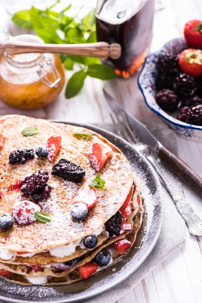 Panqueques caseros con frutas de bayas — Foto de Stock