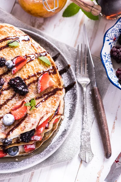 Taze gözlemeler meyve ve çikolata ile