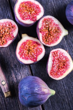 Bütün ve kesilmiş taze canlı incir meyve